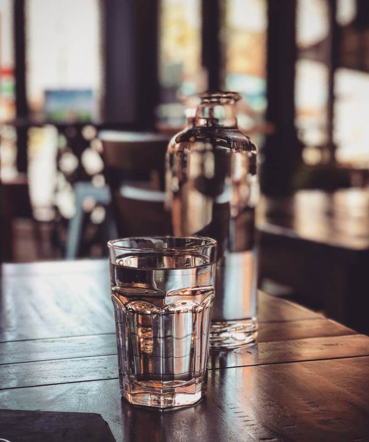 wasserflasche-und-glas